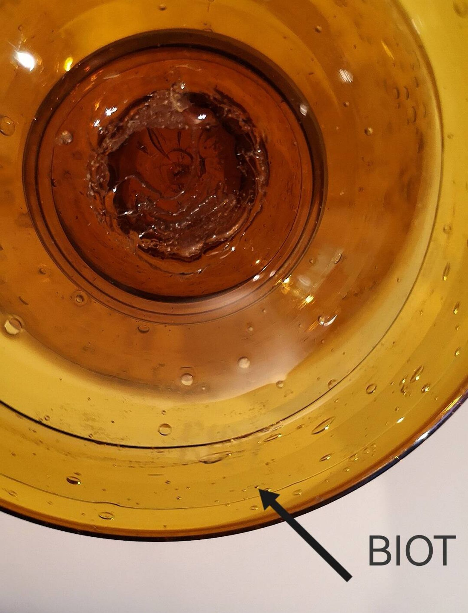 Bougeoir photophore Biot en verre ambré soufflé, bullé