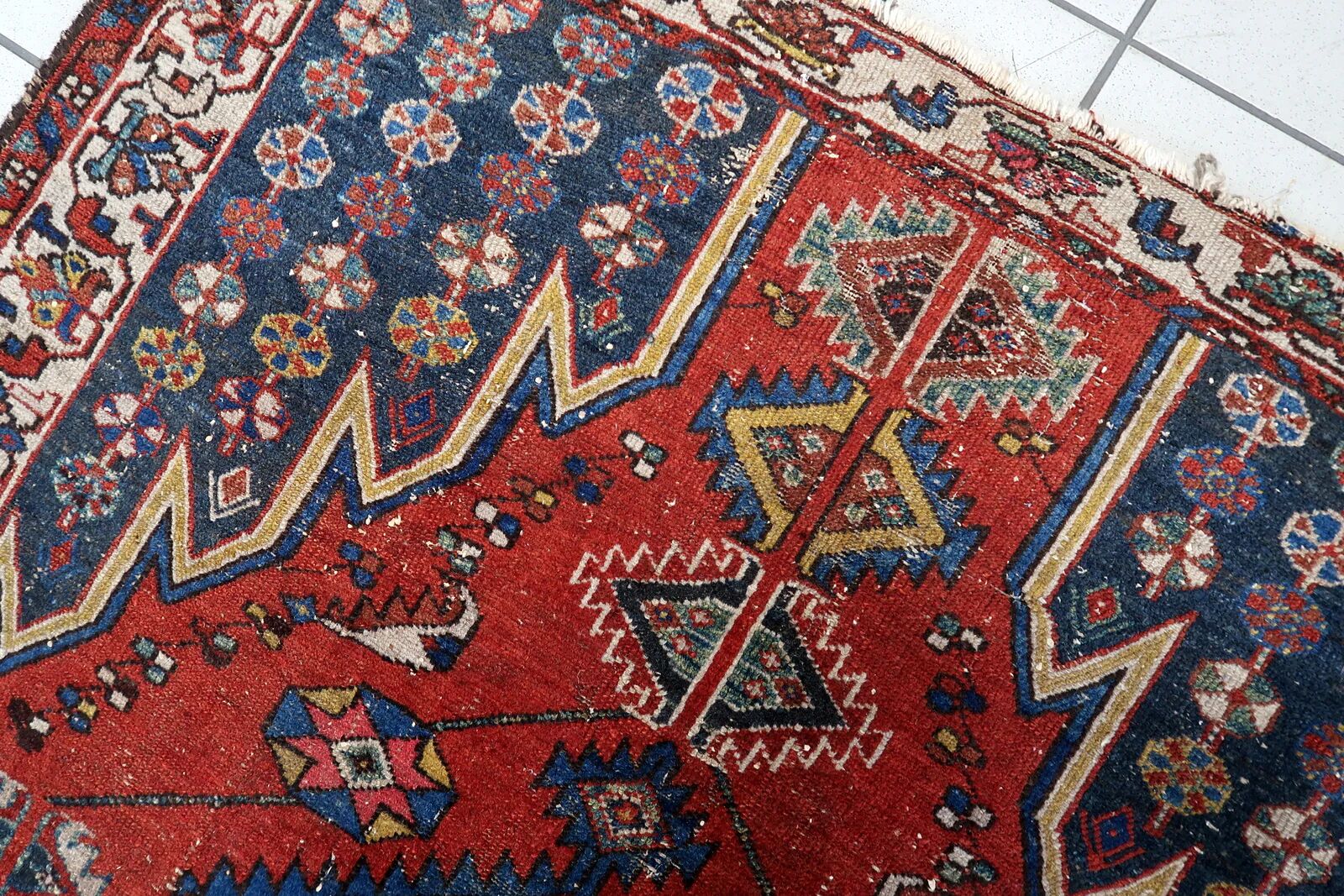 Antique 1920s Persian Hamadan rug, distressed tribal medallion, 128cm x 194cm