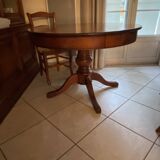 Round table with central leg in solid cherry wood