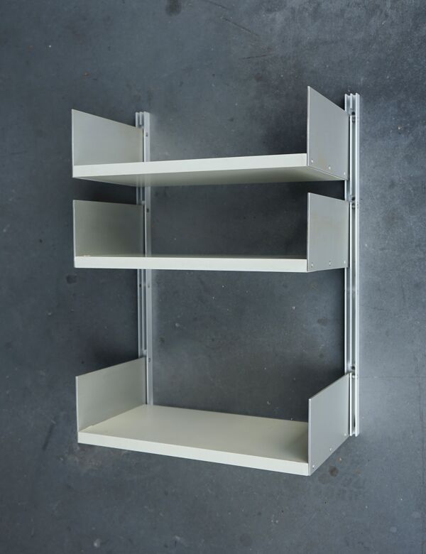 Petite étagère murale modèle 606 par Dieter Rams pour Vitsoe. Années 1960.
