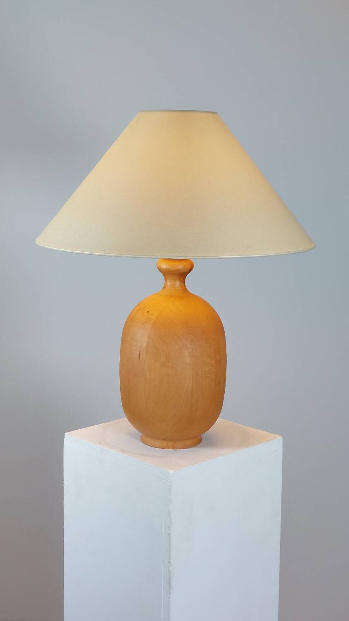 Rare lampe de table vintage en bois par Dyrlund Danemark.