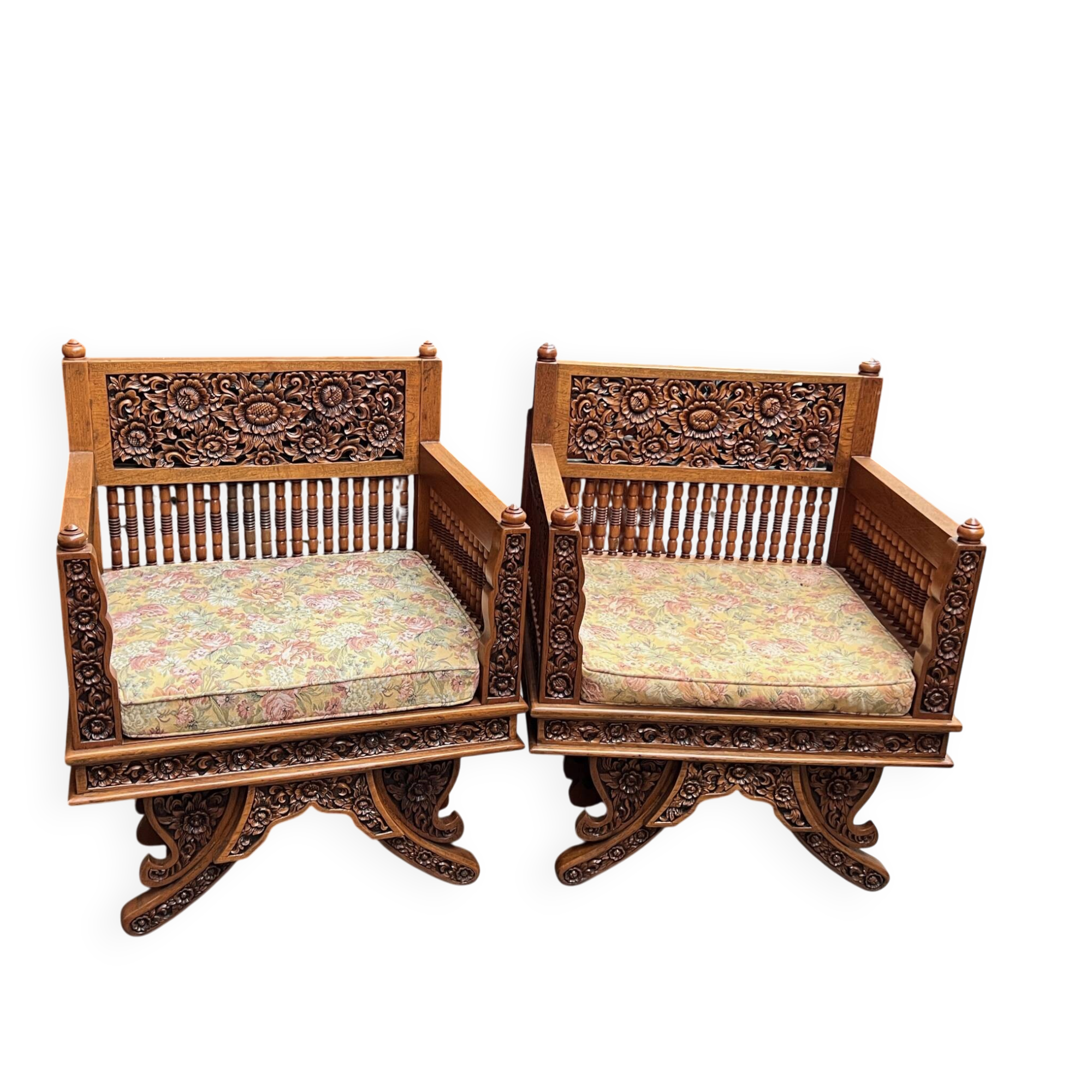 Paire de fauteuils bois, sculpté à la main