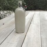 Bouteille en grès forme triangle