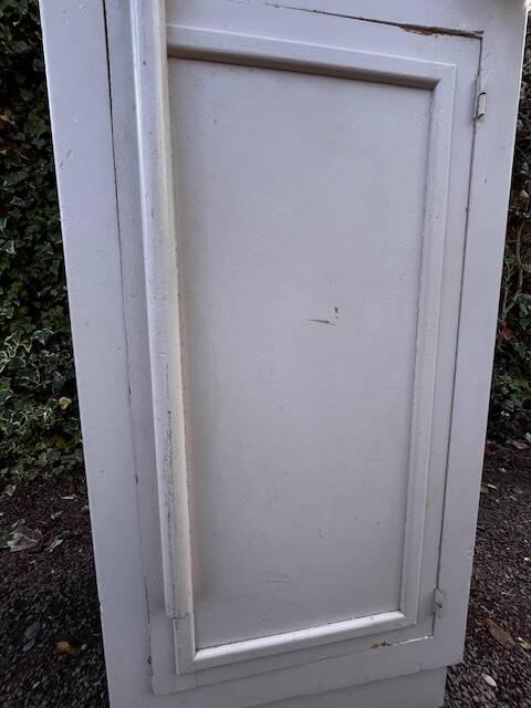 White 2-door bonnet cabinet