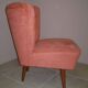 Fauteuil cocktail années 1950 marron et saumon en tissu, piètement bois