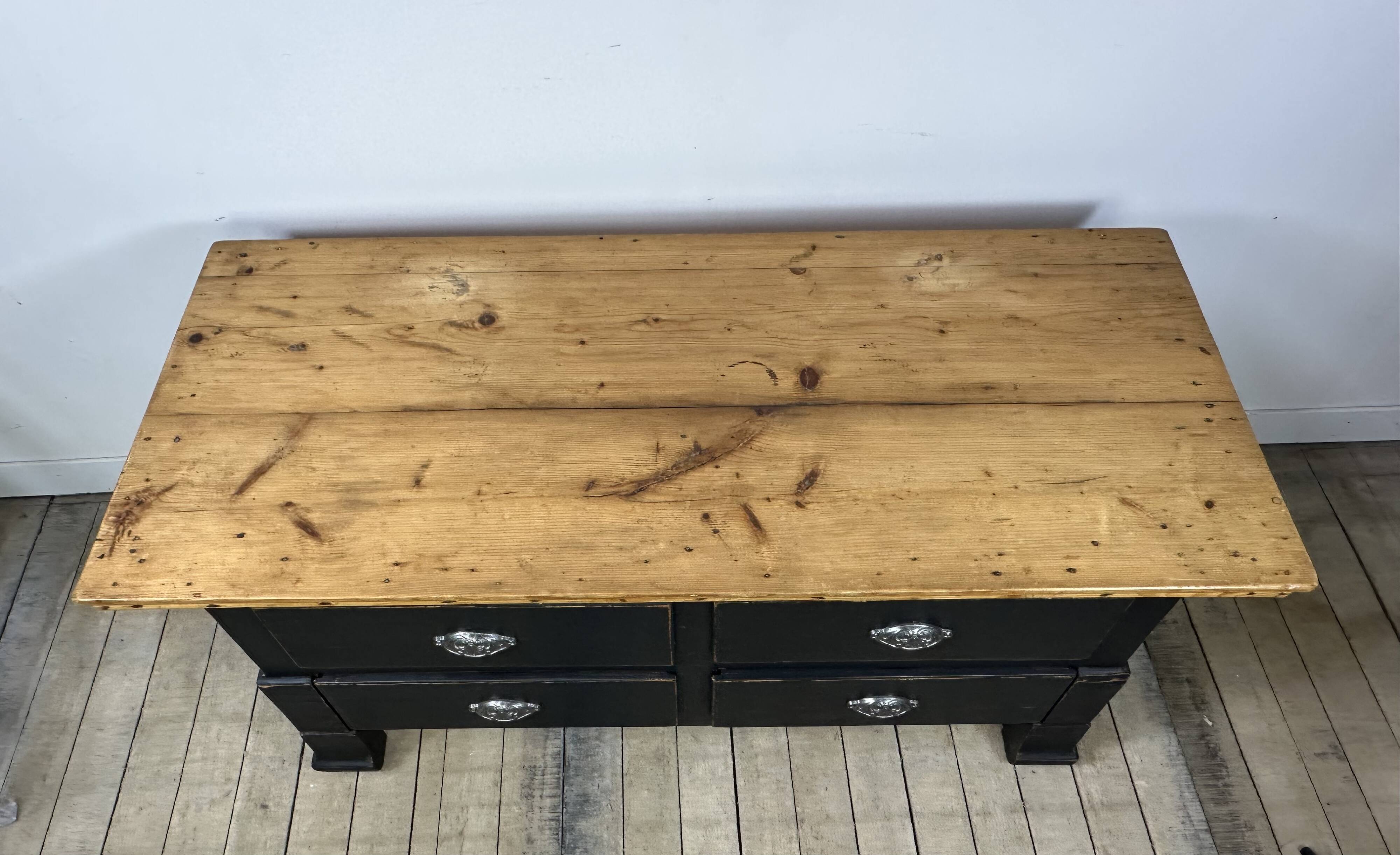 Low commode in pine and dark grey patina from the early 20th century.