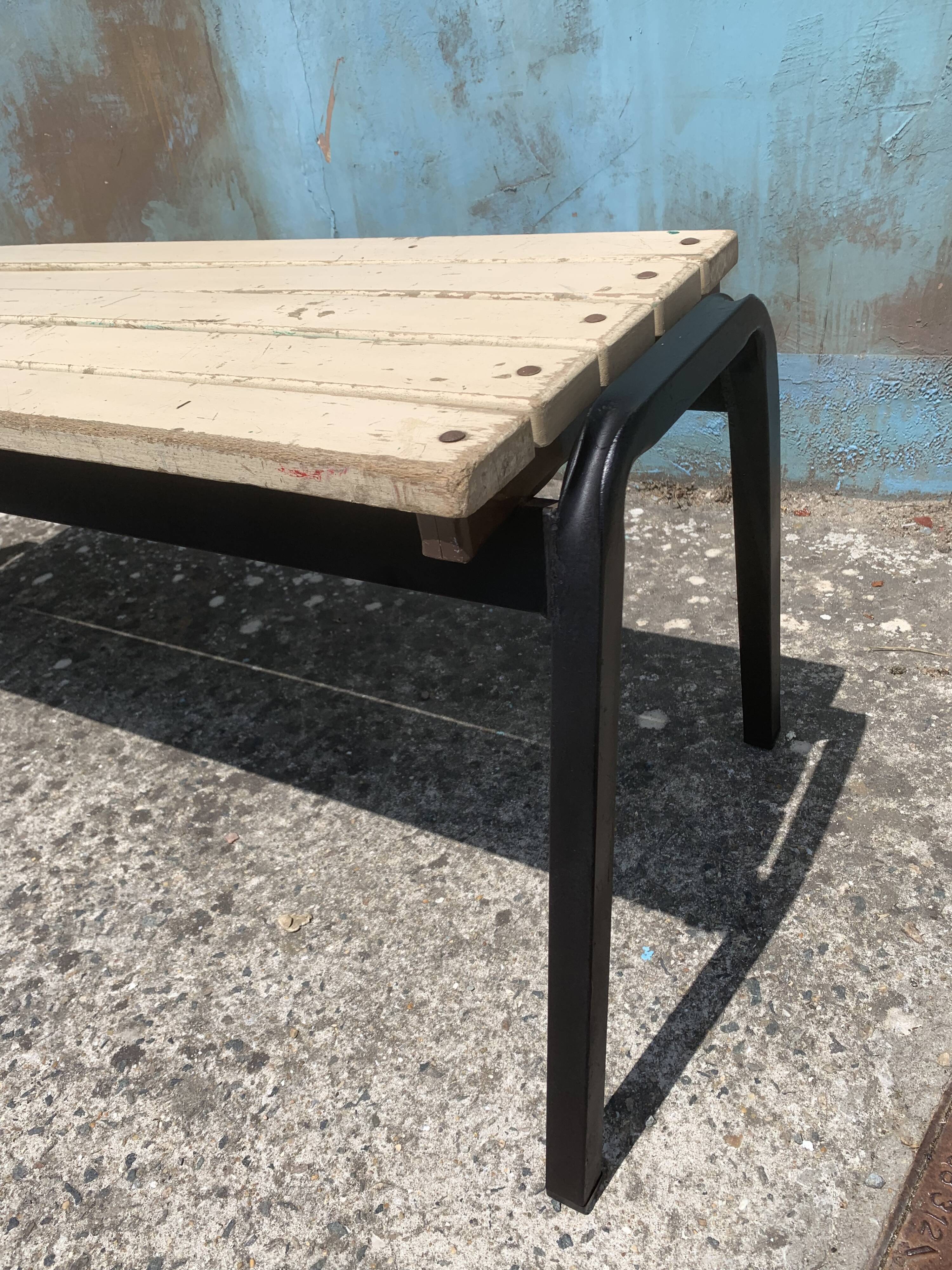 Banc ancien d’ecole industriel