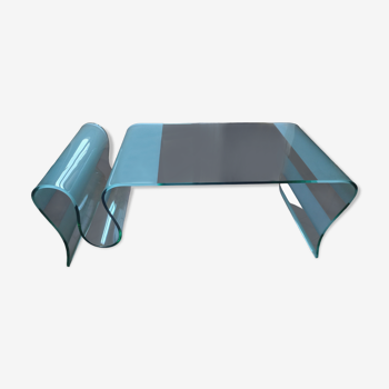Design coffee table in tempered and curved glass with magazine holder
