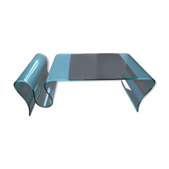 Design coffee table in tempered and curved glass with magazine holder