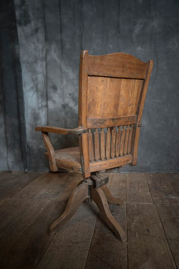 fauteuil revolving en bois brut avant 1950