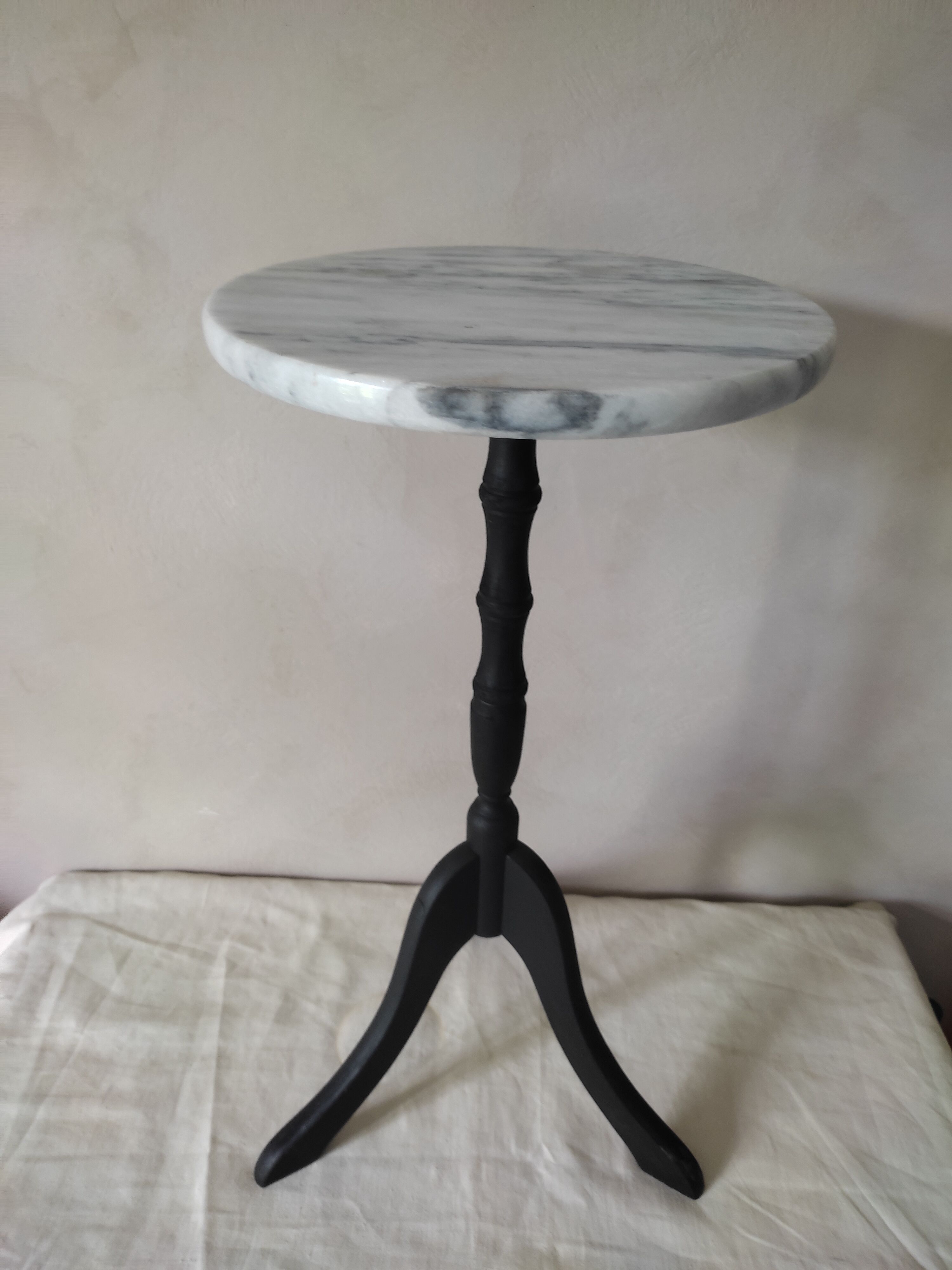 Marble tripod sellette