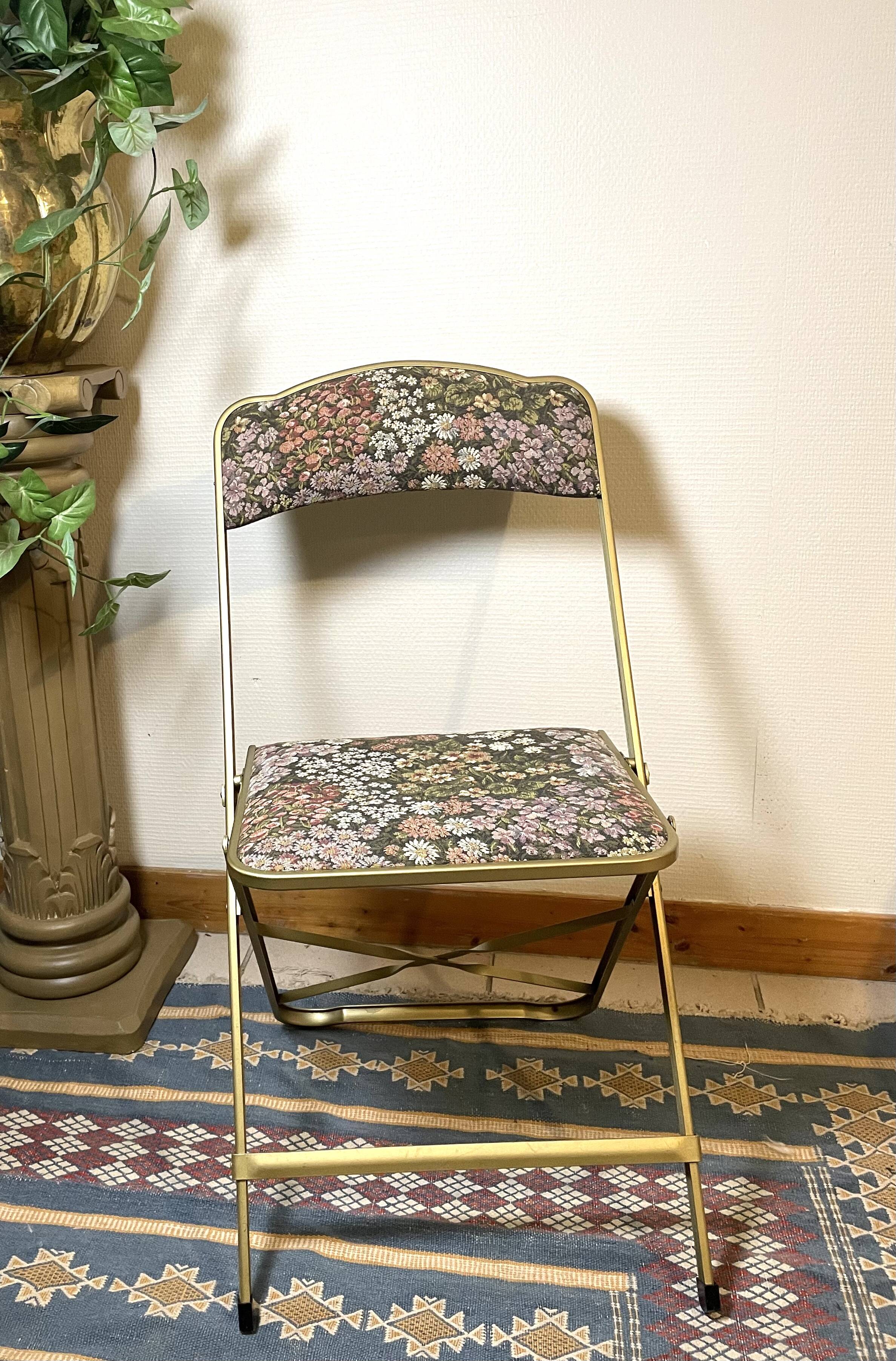 Folding chairs with floral pattern