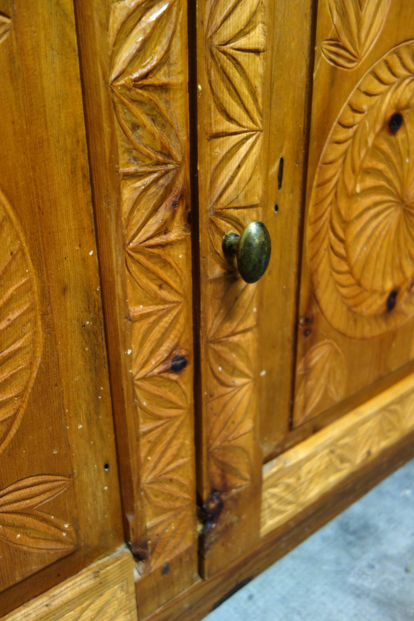 Large Queyras pine dresser, Hautes Alpes