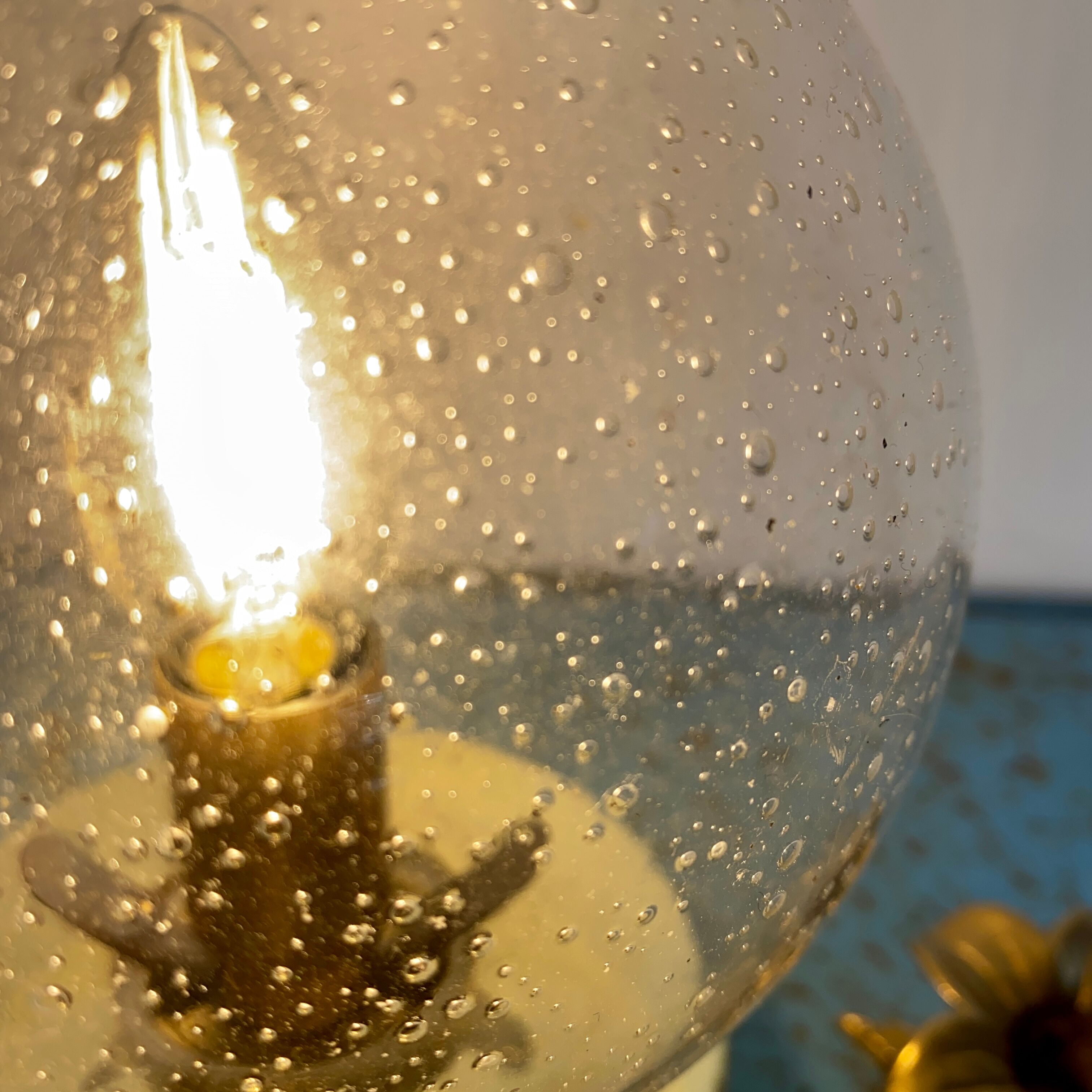 Vintage globe laying lamp in bulled glass