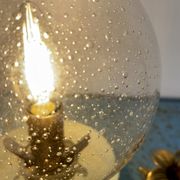 Lampe à poser globe vintage en verre bullé