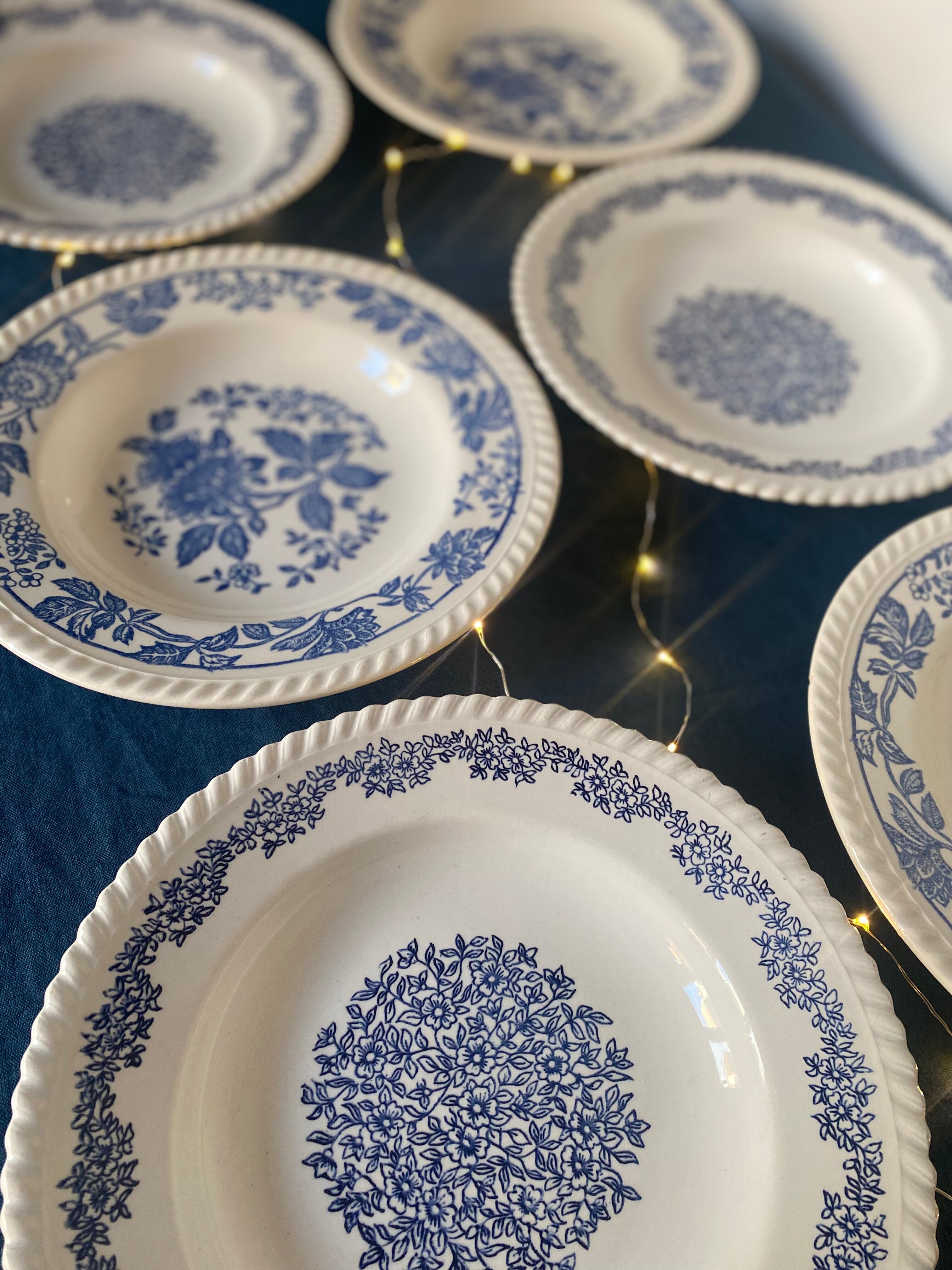 6 hollow plates with floral patterns