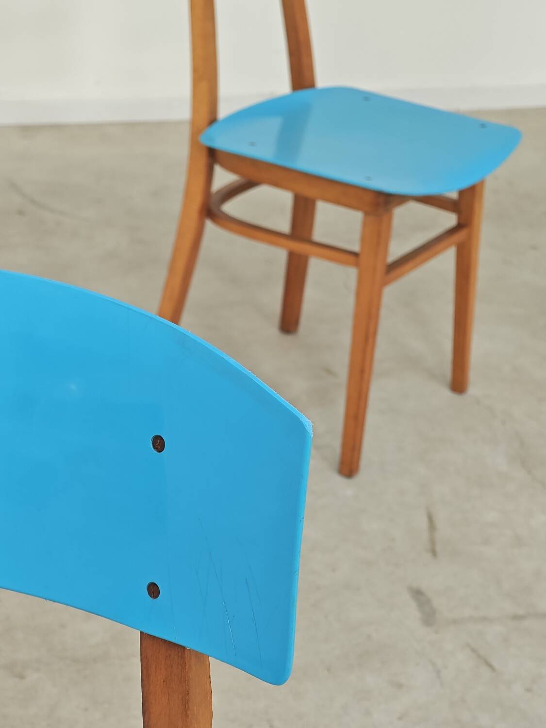 Pair of wooden and plastic chairs Ton Bystrice Thonet