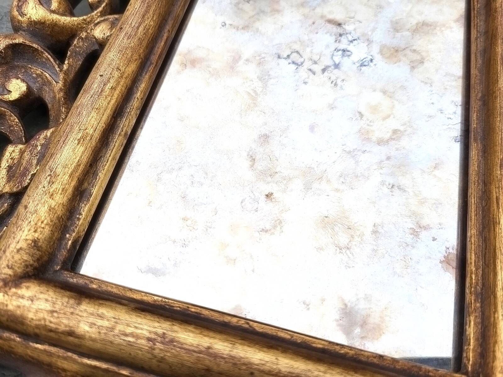 Petit miroir corne d'abondance doré