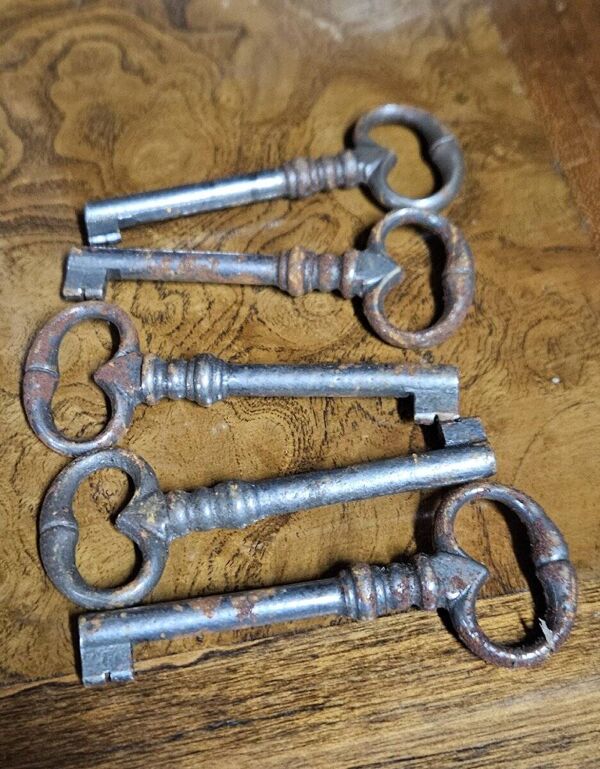 Grand buffet vaisselier en noyer et orme, de style Louis XV