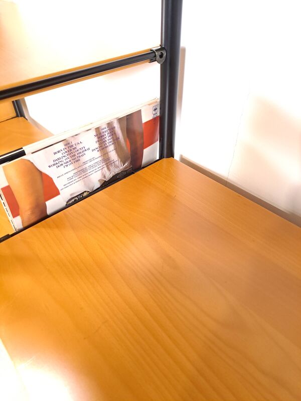 Système de mur modulaire Ikea Niklas avec armoires et étagères vintage.
