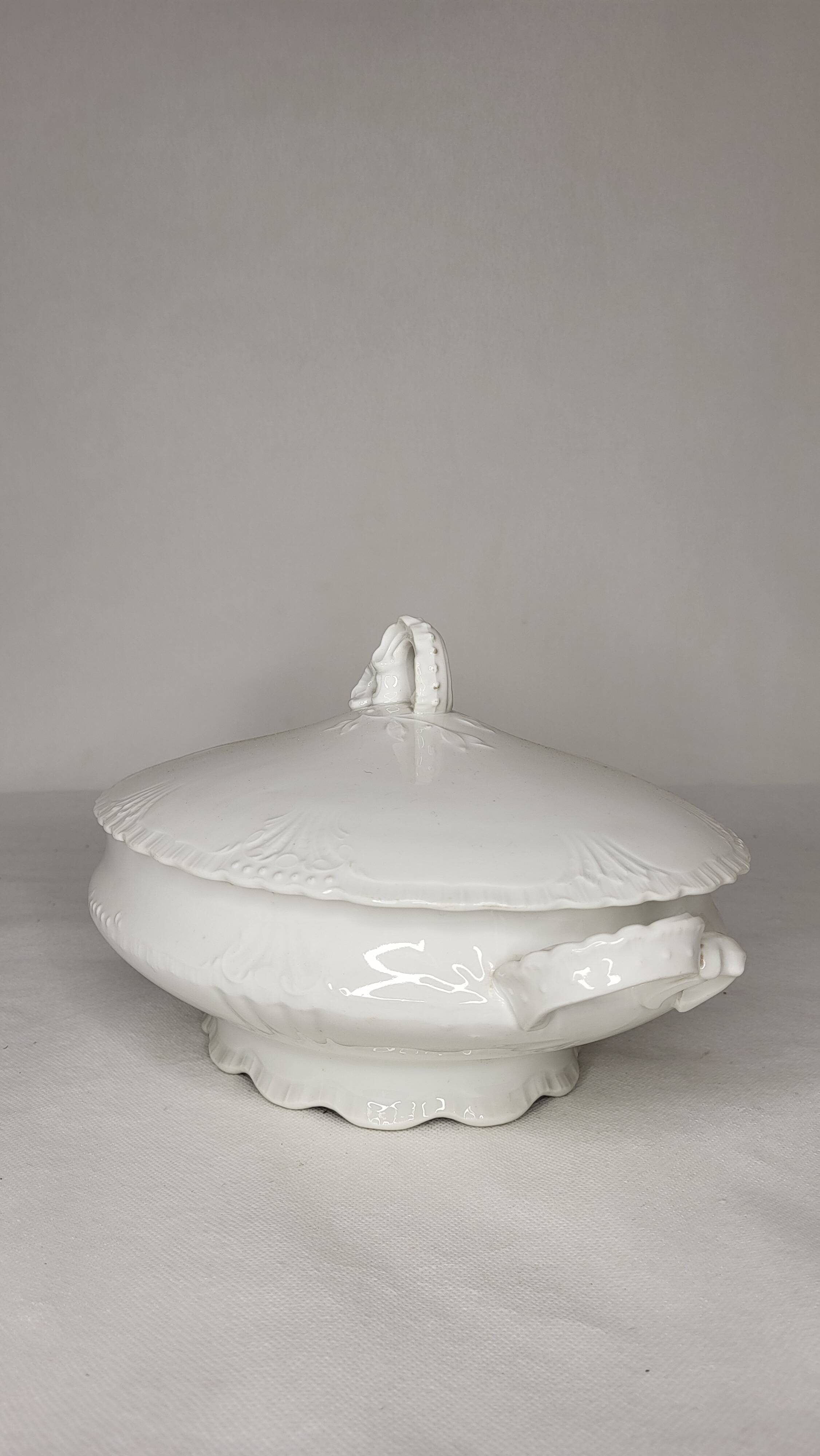 19th century Limoges porcelain tureen / vegetable dish