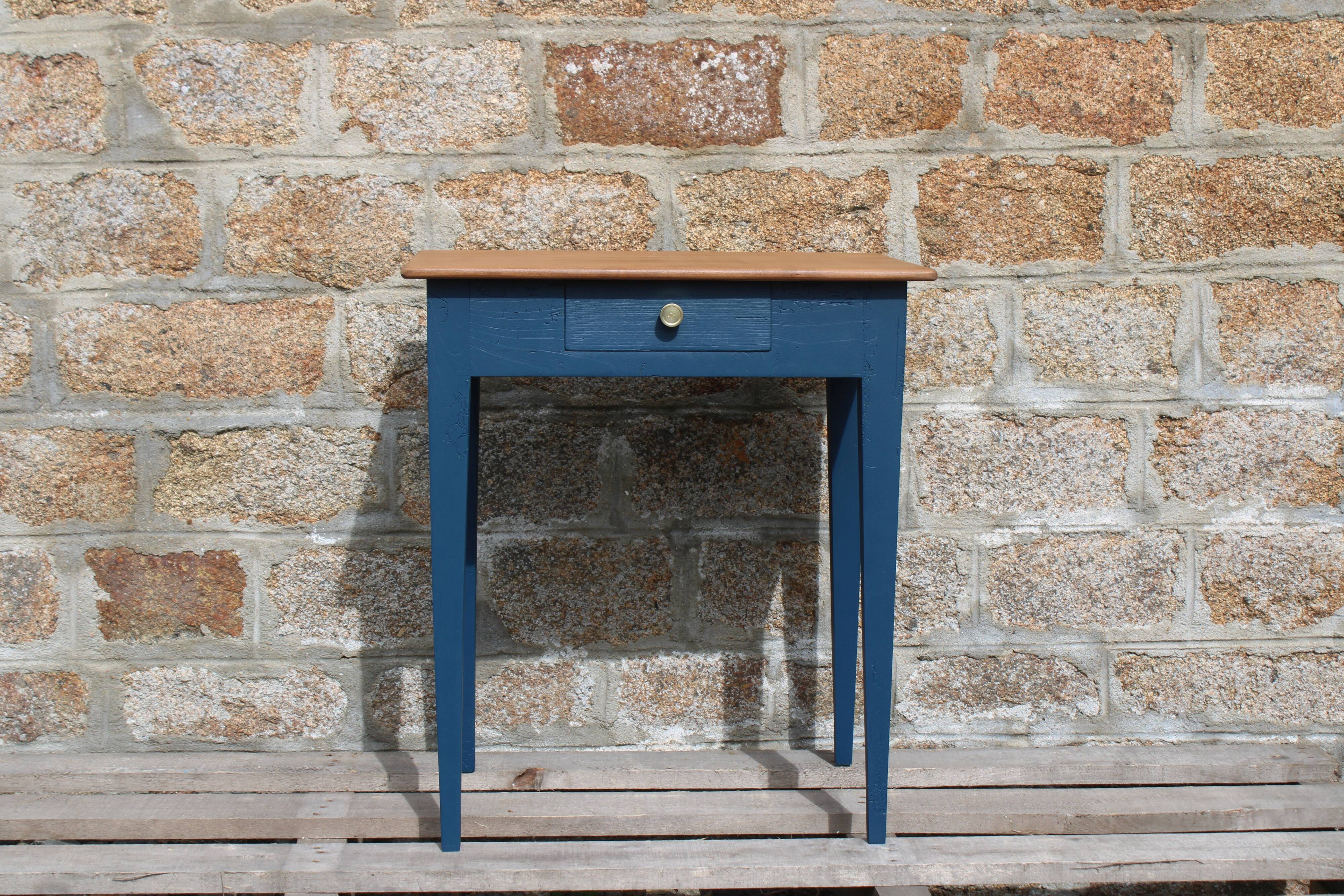 Table d’appoint ancienne rénovée – plateau bois naturel