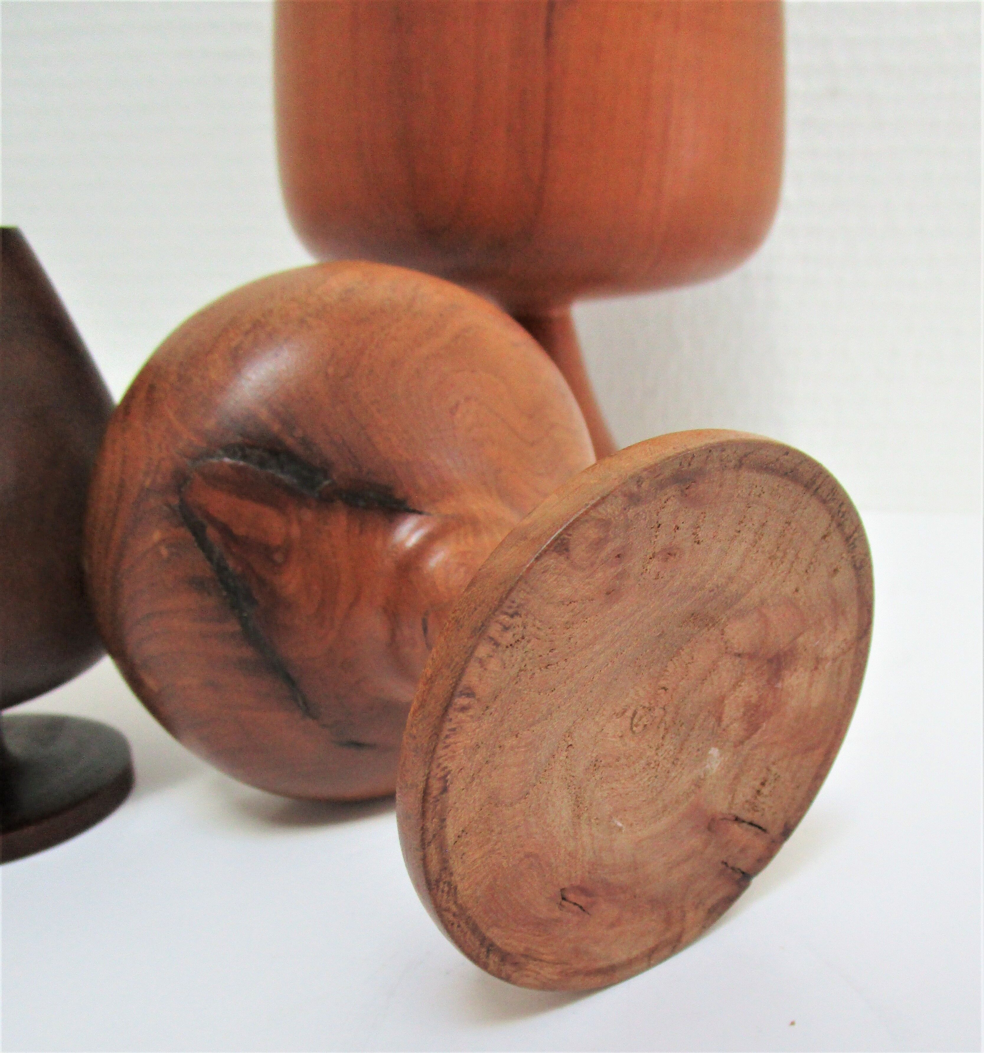 Cinq verres à pied en bois tourné vintage