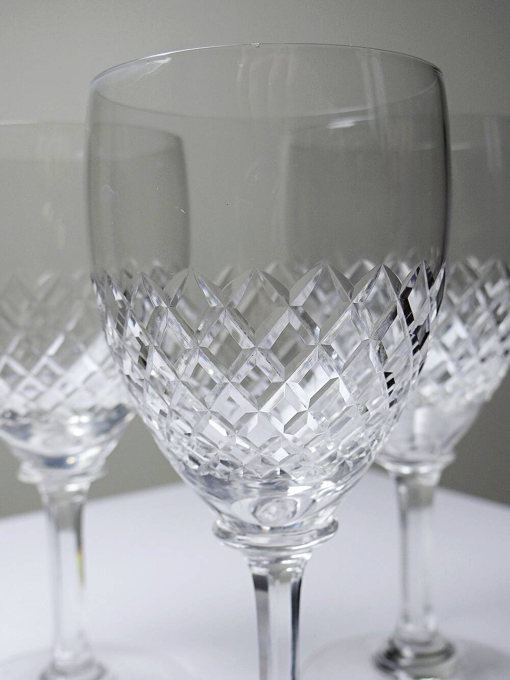 Set of three fine crystal port or aperitif glasses, Saint-Louis style.