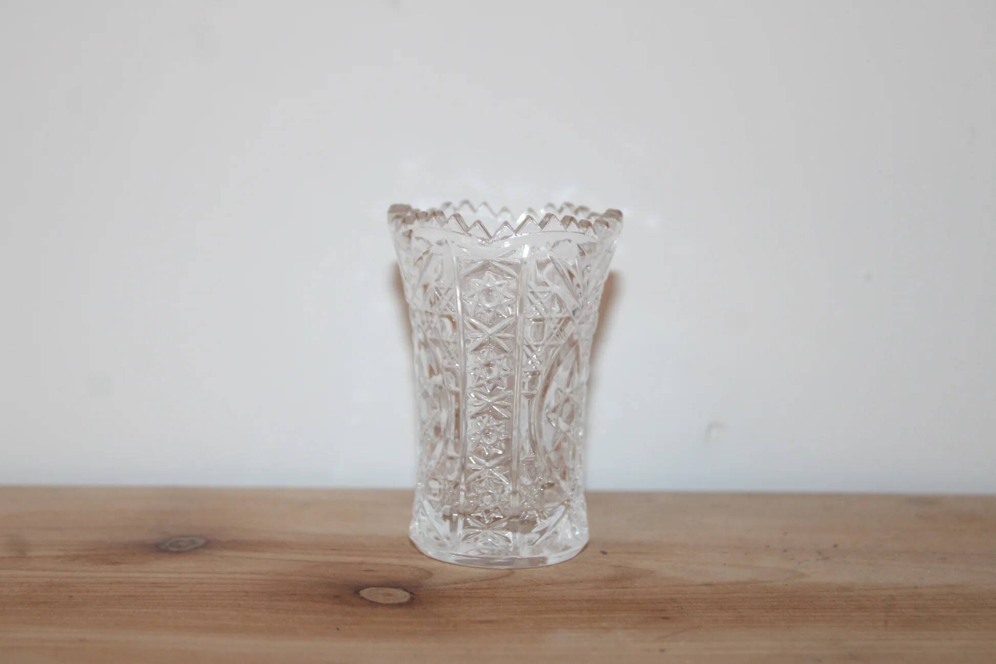 Small cut glass soliflore vase, geometric design, H 8 cm
