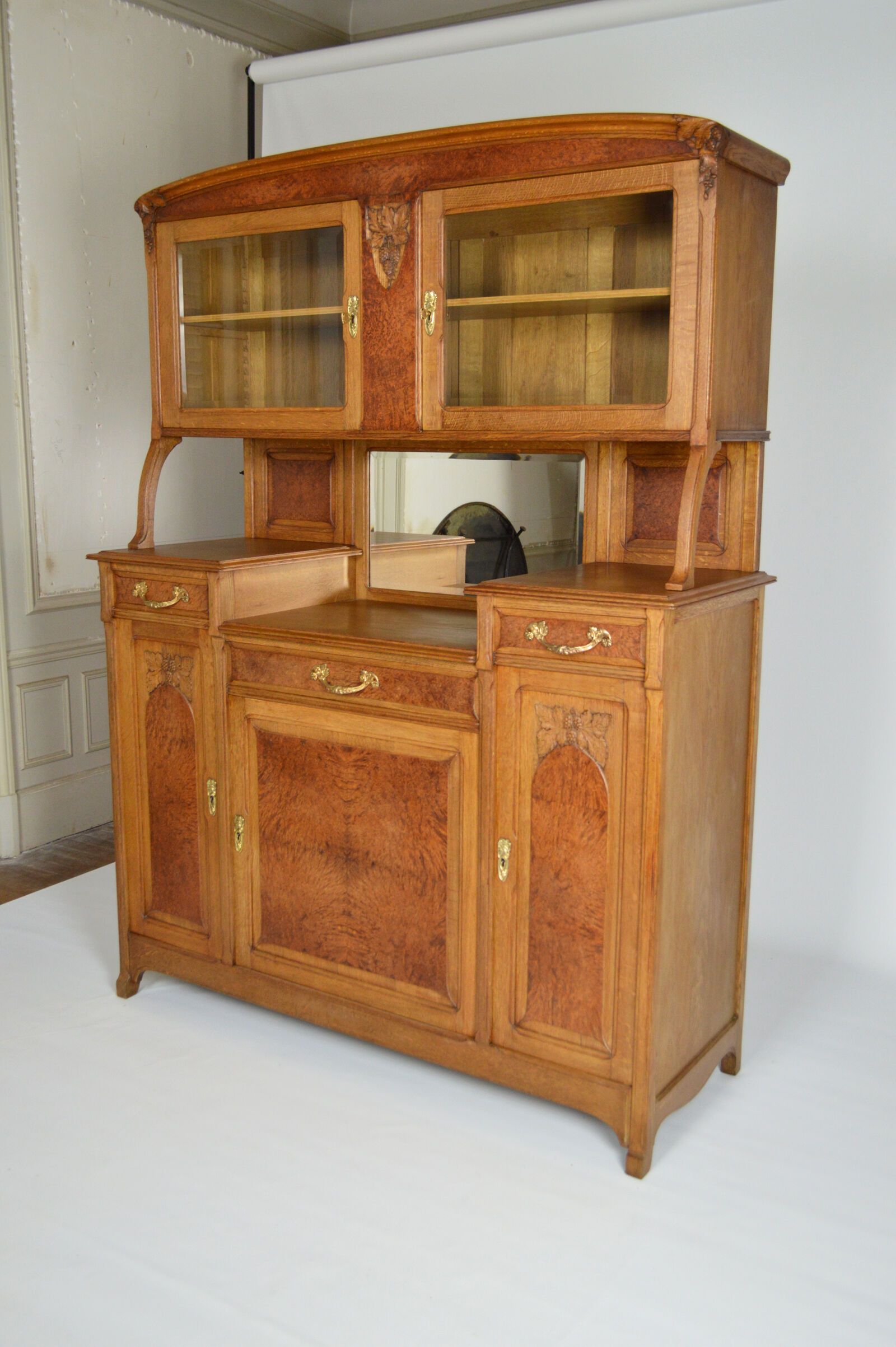 Buffet art nouveau en chêne et loupe, modèle au platane, vers 1910