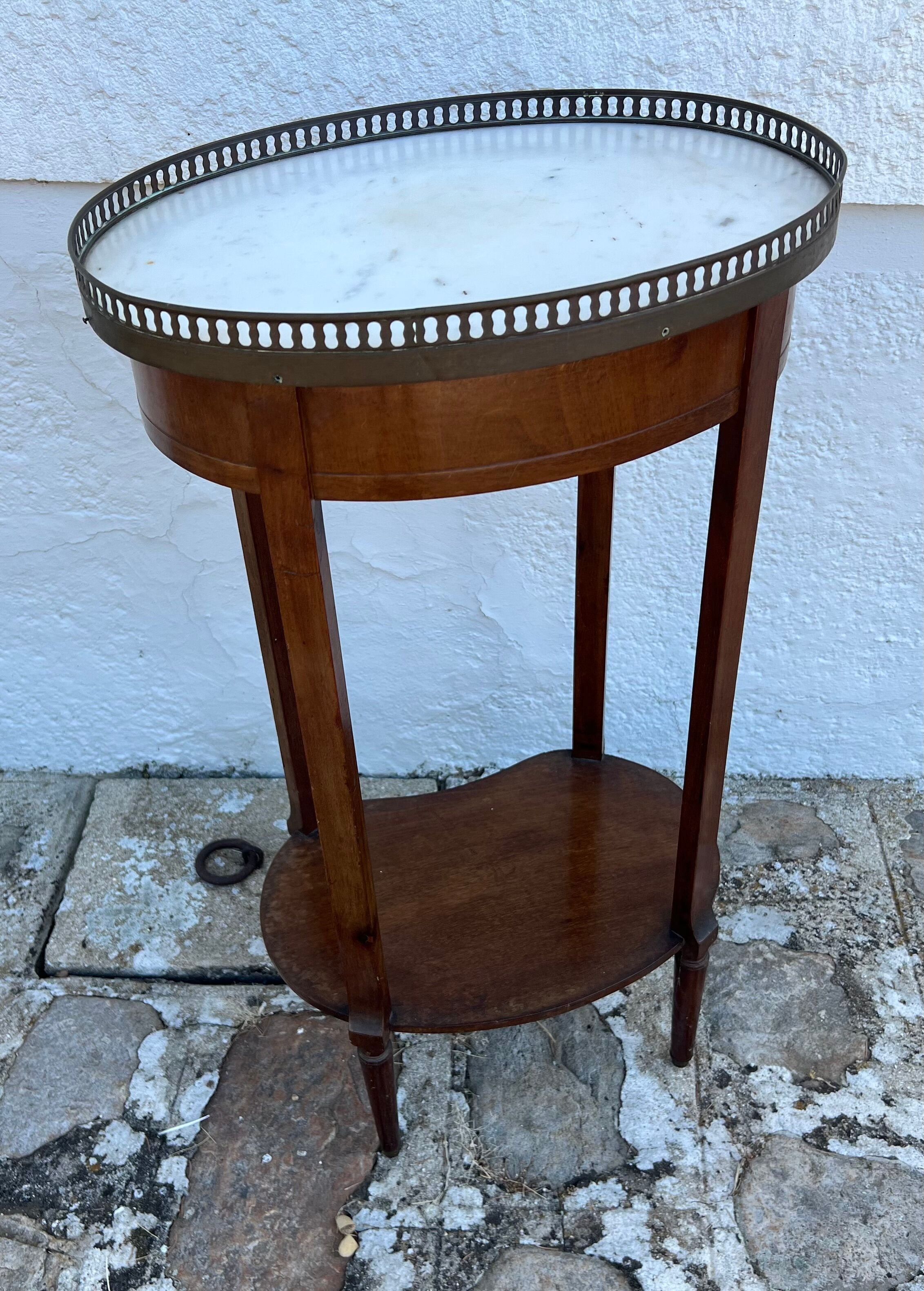 Four-legged oval gueridon with crotch or side table