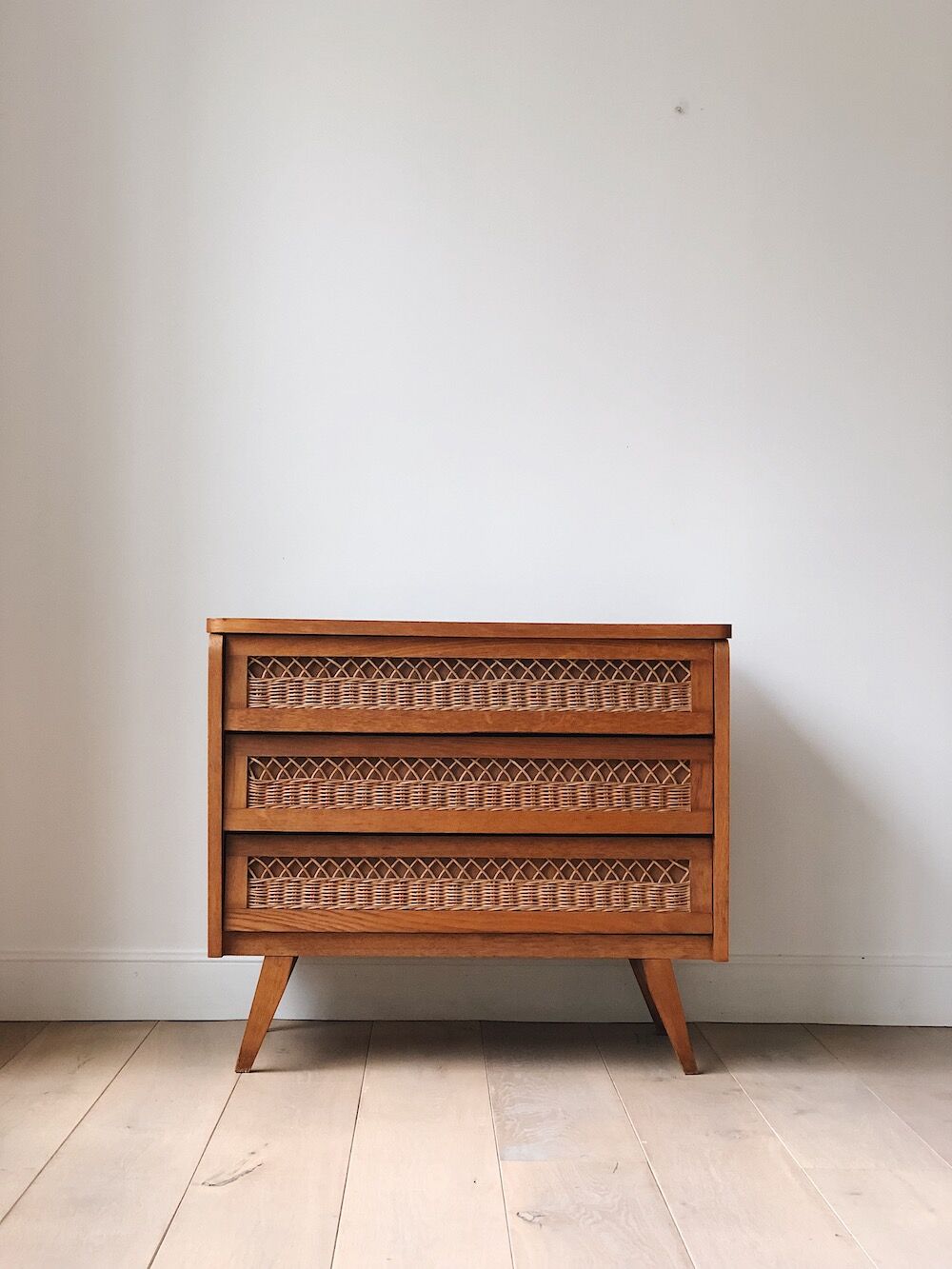 Commode vintage avec rotin