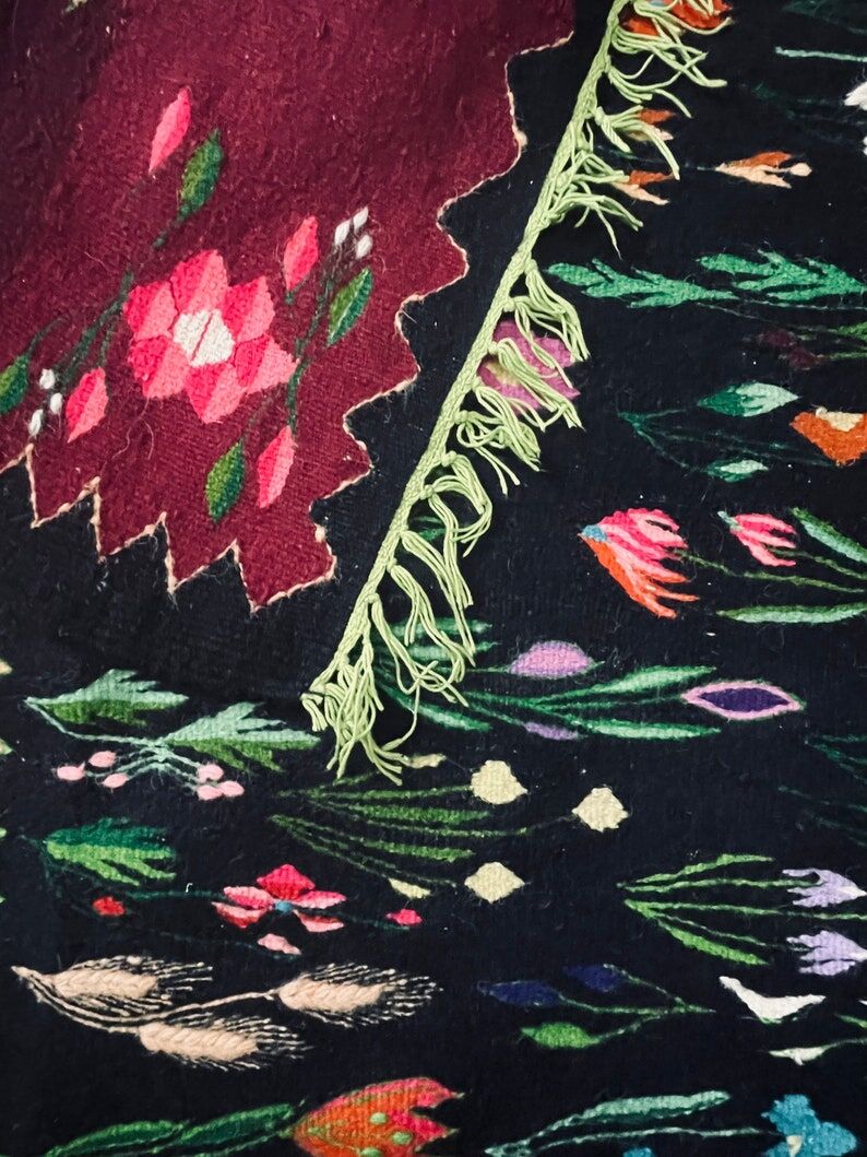 Oltenian floral beautiful rug, large size for a livingroom, handmade in wool in Romania