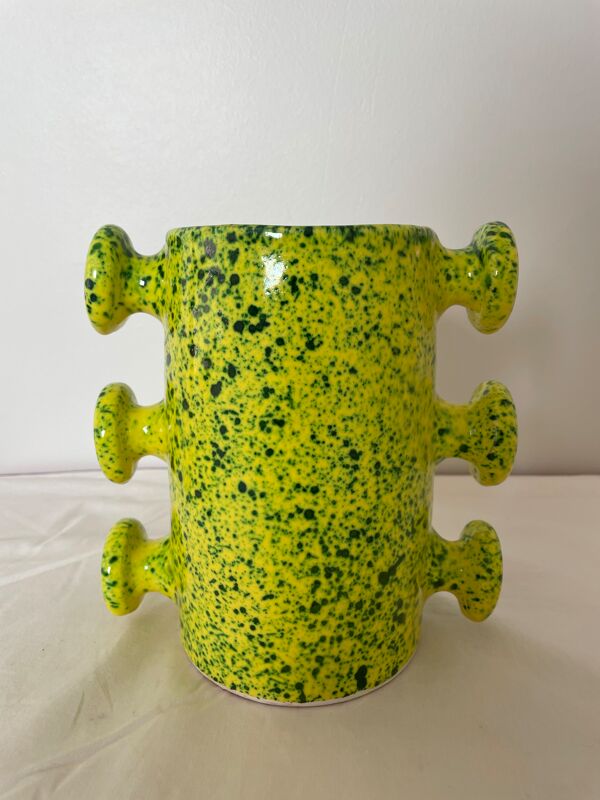 Vase en céramique jaune moucheté vert à anses abstrait fait main