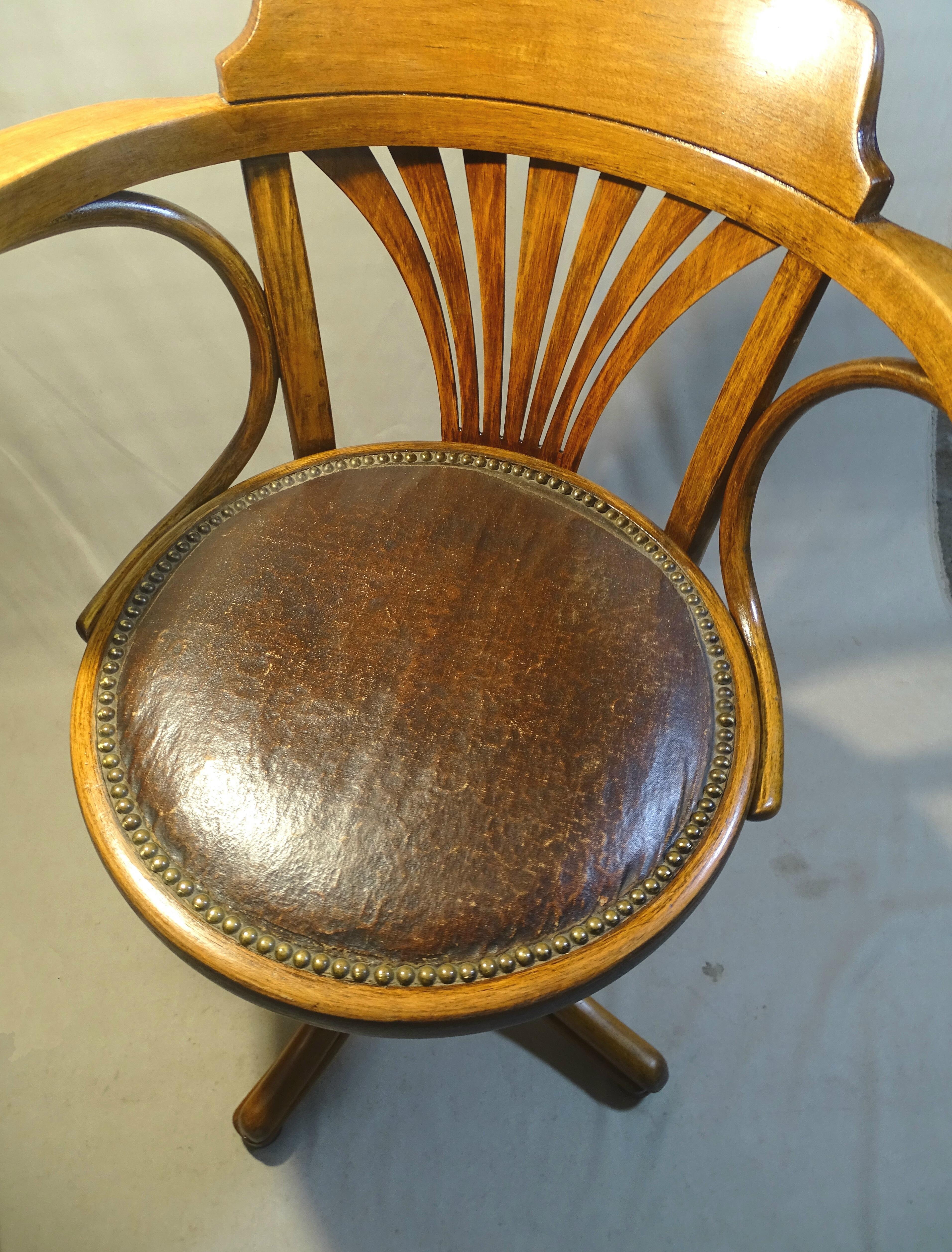1930 wooden-curved office chair