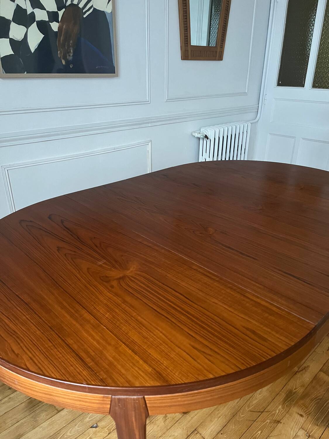 Round extendable rosewood table from the 70s