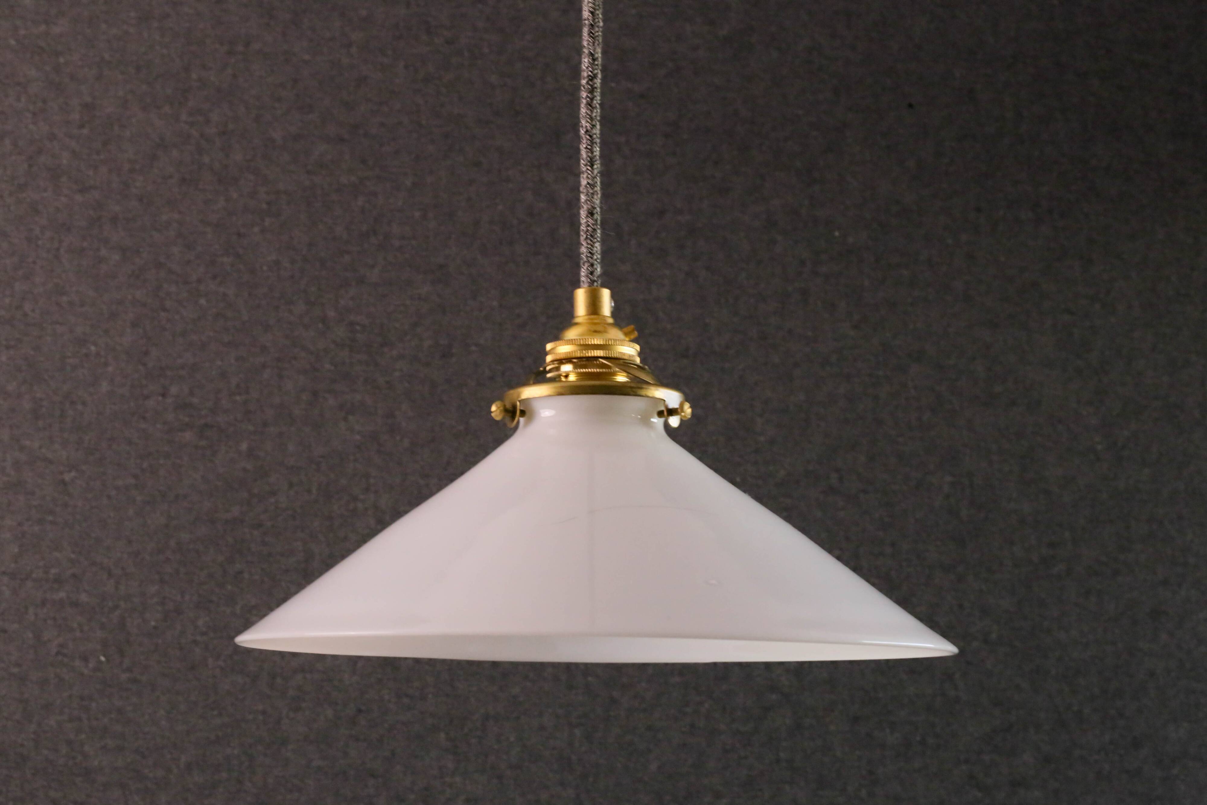 Suspension in high white opaline - delivered with a new cable and socket