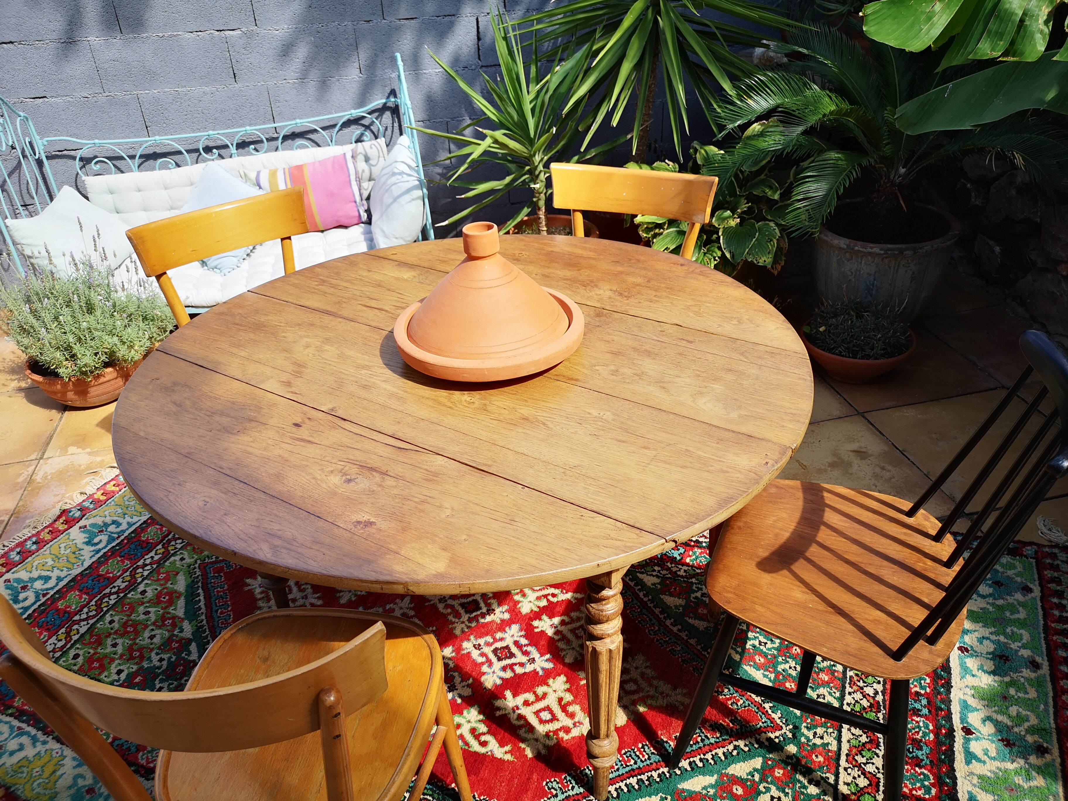 Round table in oak tapered feet with extension cords
