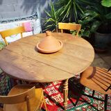 Round table in oak tapered feet with extension cords