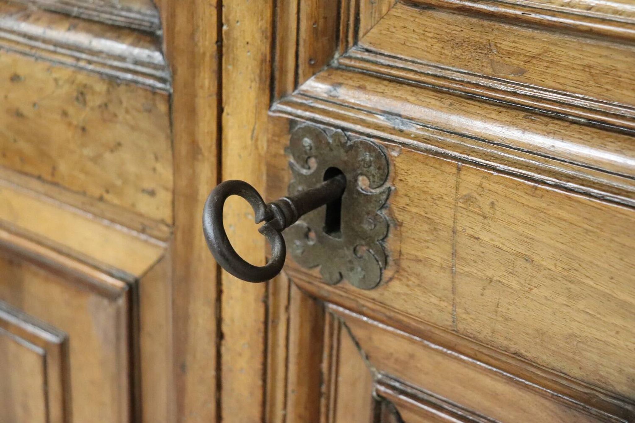 Armoire à Secret Du 17ème Siècle En Noyer