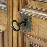 Armoire à Secret Du 17ème Siècle En Noyer