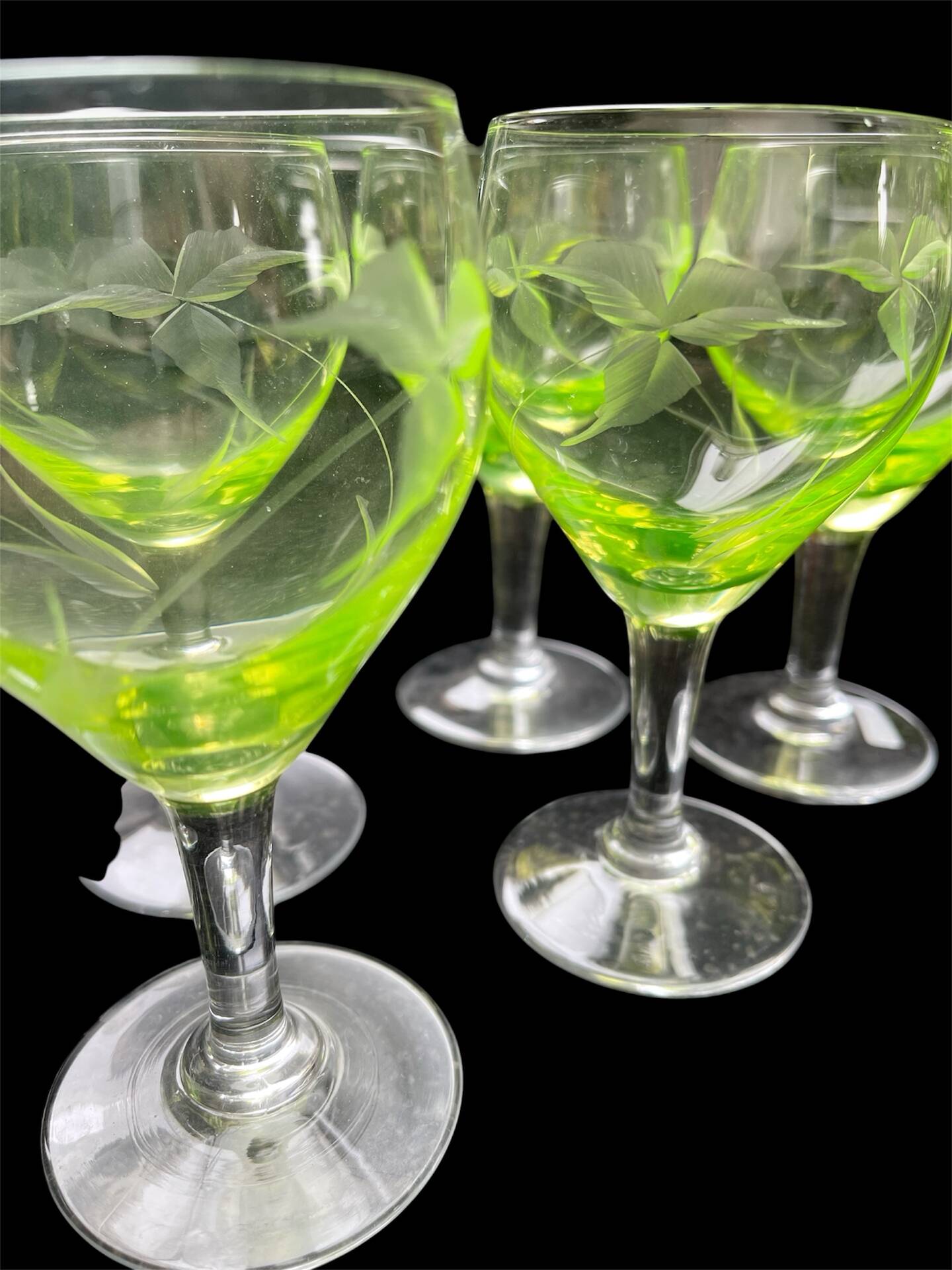Set of 6 antique engraved glasses in uranium glass – Art Deco
