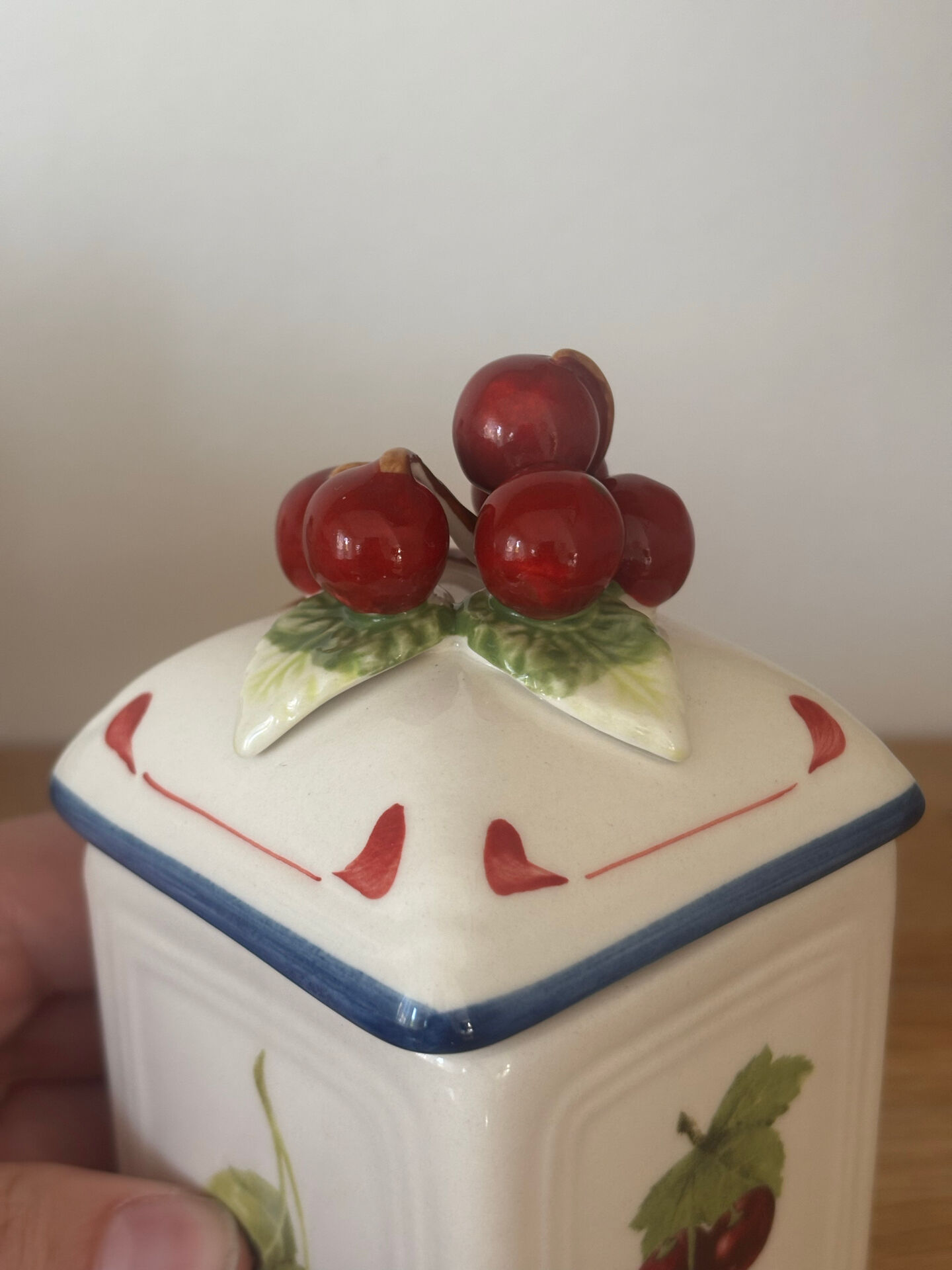 Set of 3 beautiful fruit barbotine pots by Villeroy and Boch.