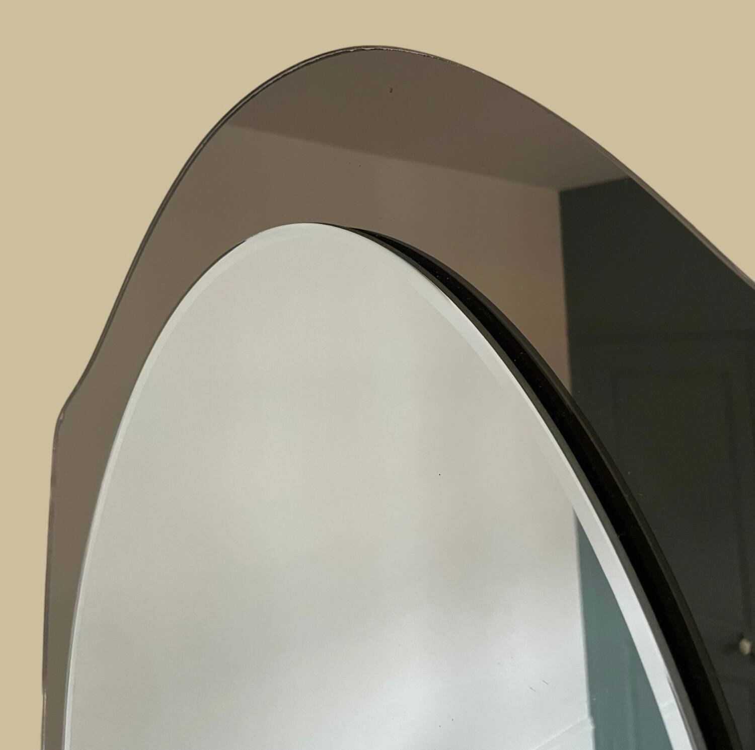 Miroir en verre fumé bicolore, vers 1970