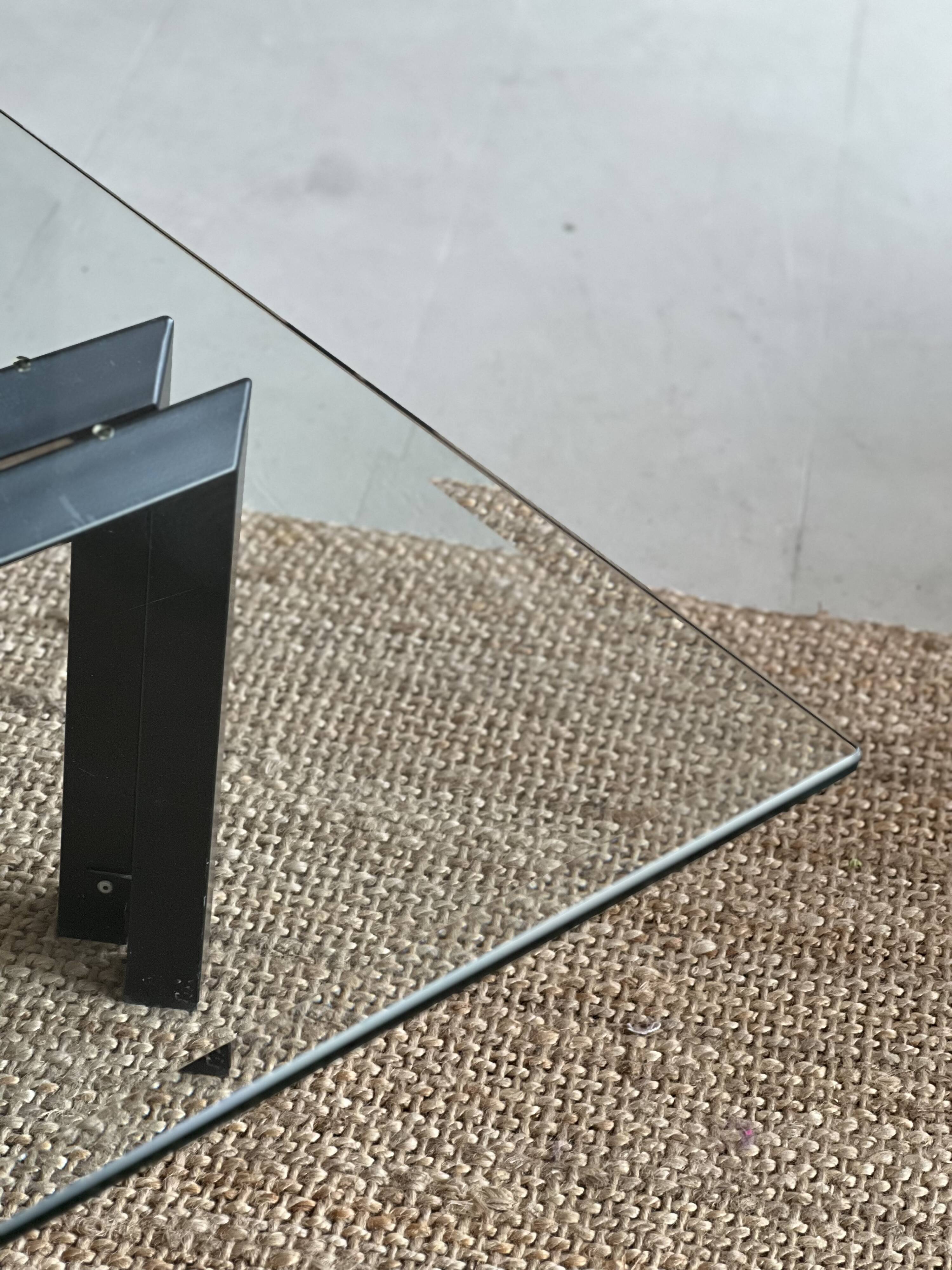 Table de salon postmoderne, structure en métal noir et en verre, années 80.