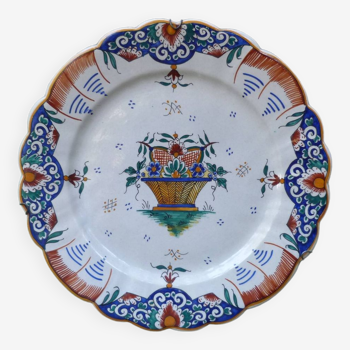 Ancienne assiette chantournée  en faience de Gien avec  motifs panier de fleurs  bleu/jaune