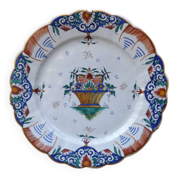 Old Gien earthenware scalloped plate with blue/yellow flower basket motifs