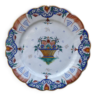 Ancienne assiette chantournée  en faience de Gien avec  motifs panier de fleurs  bleu/jaune
