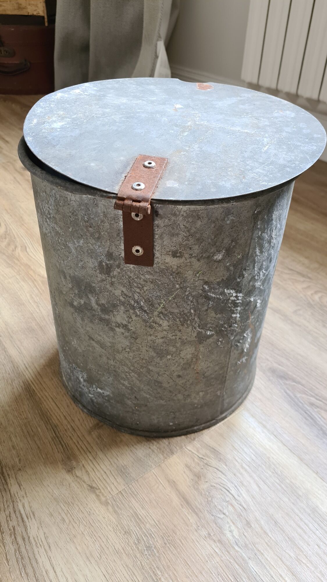 Old large zinc pot with lid / vintage Dimensions: 29x26