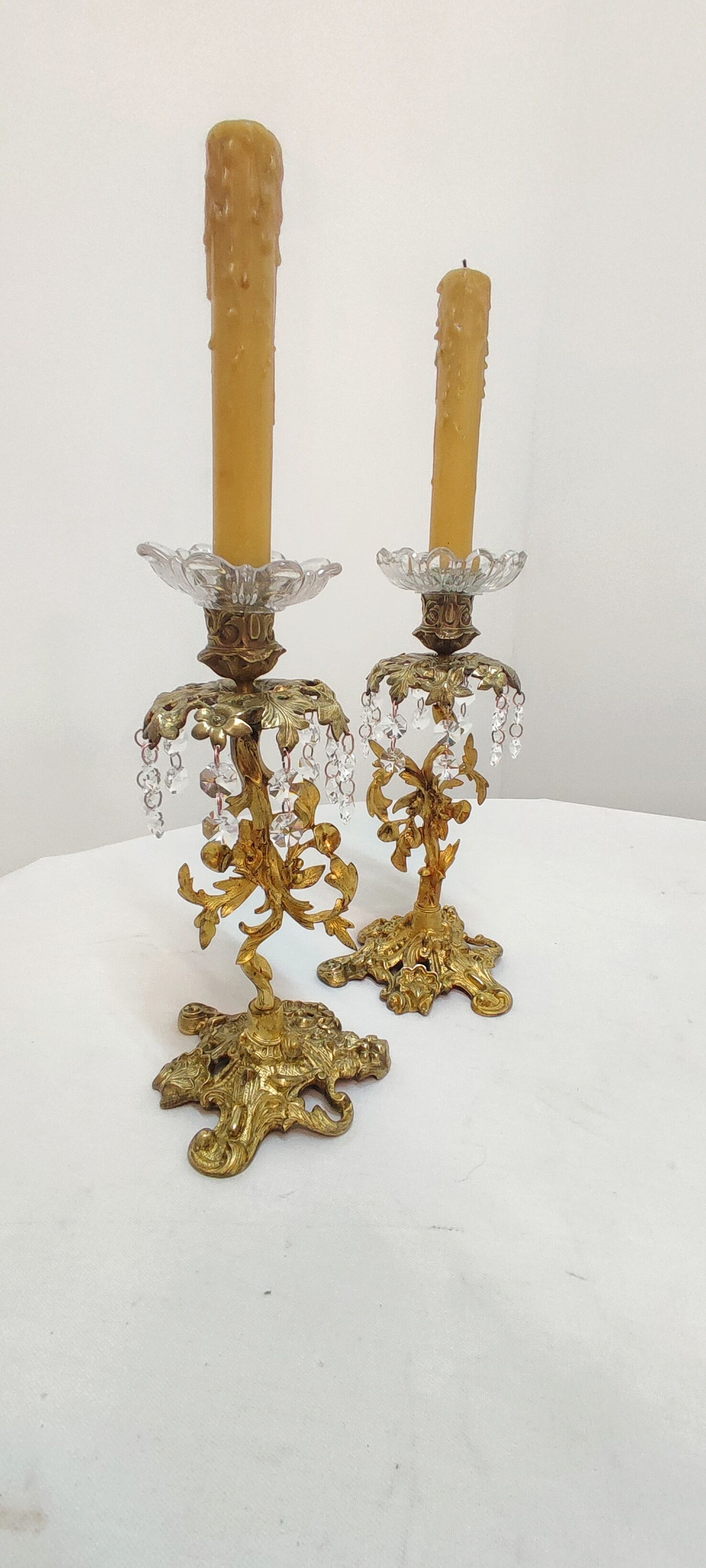 Paire de bougeoirs en cristal et bronze. france années 1940.